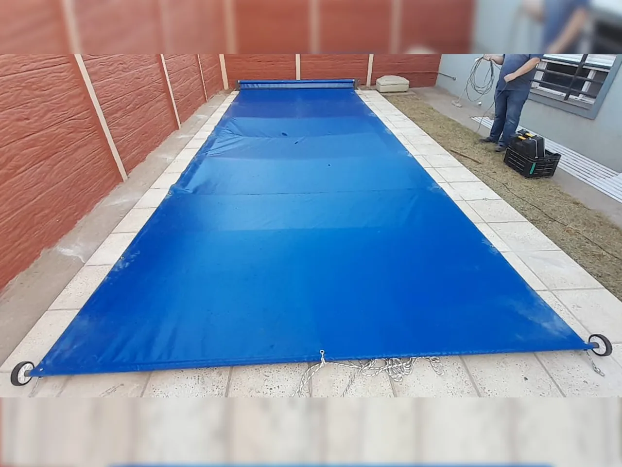 Cobertor de pileta con sistema deslizante en Bahía Blanca - Bahía Lonas