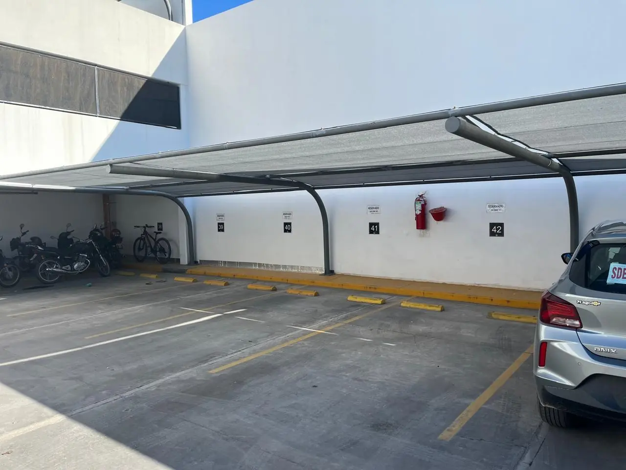 Toldo para cochera con estructura metálica en Bahía Blanca - Bahía Lonas